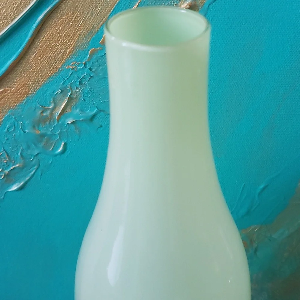 Vintage lime green glass vase - Picture 2 of 4